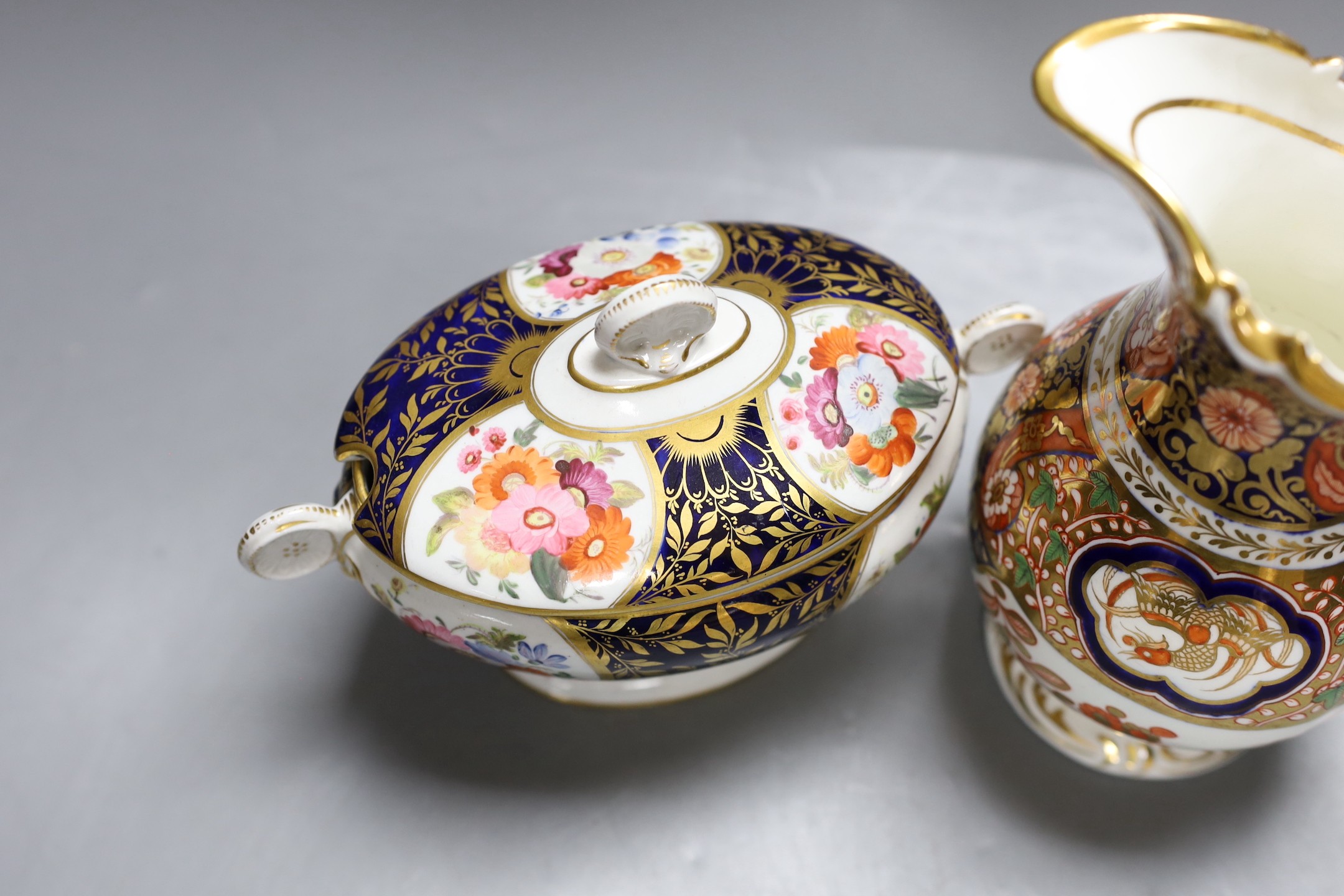 A Coalport Imari style ewer and a similar lidded tureen, c.1820, Tallest 21cm